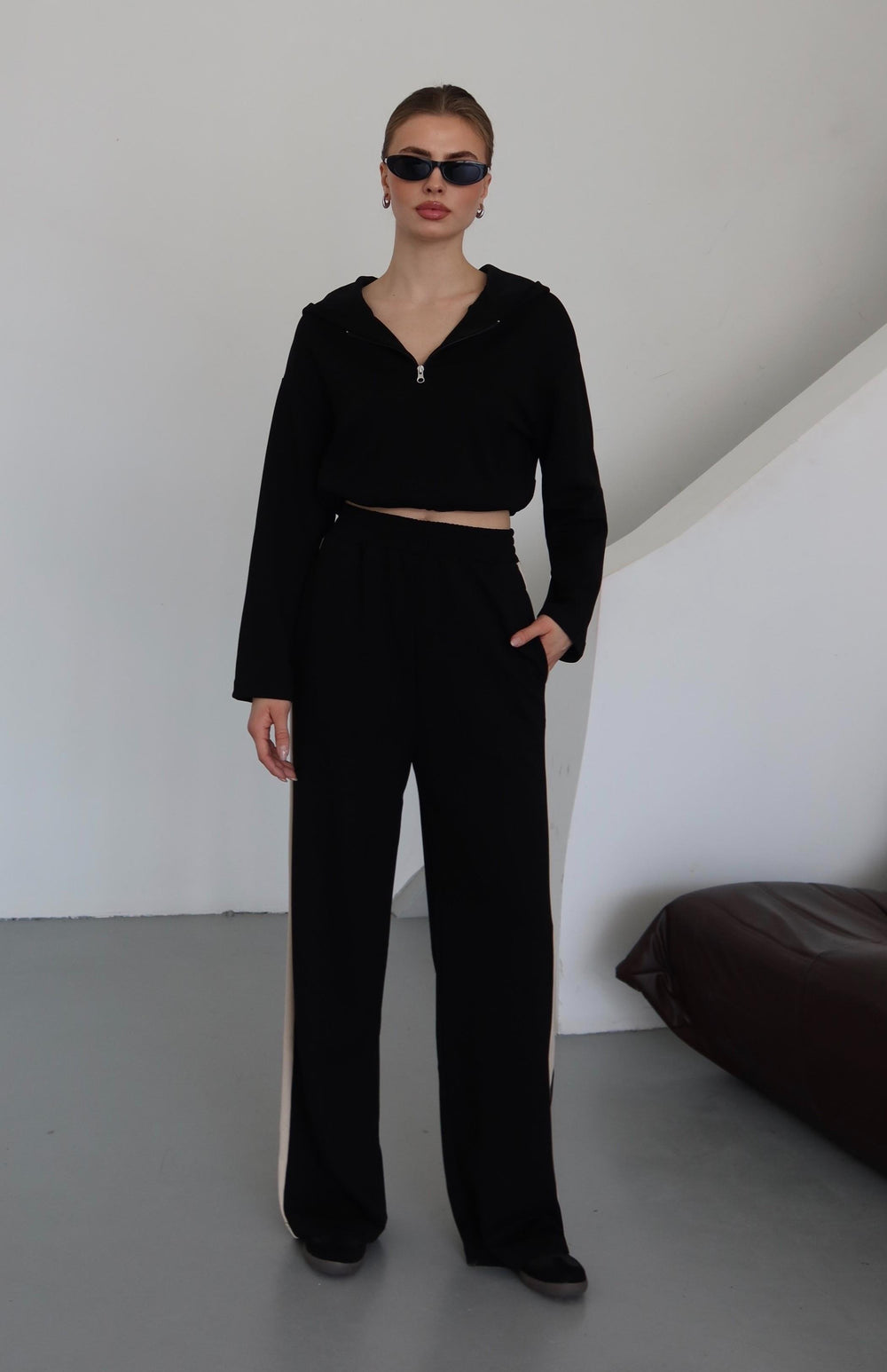 Siyah Kapüşonlu Garnili Takım