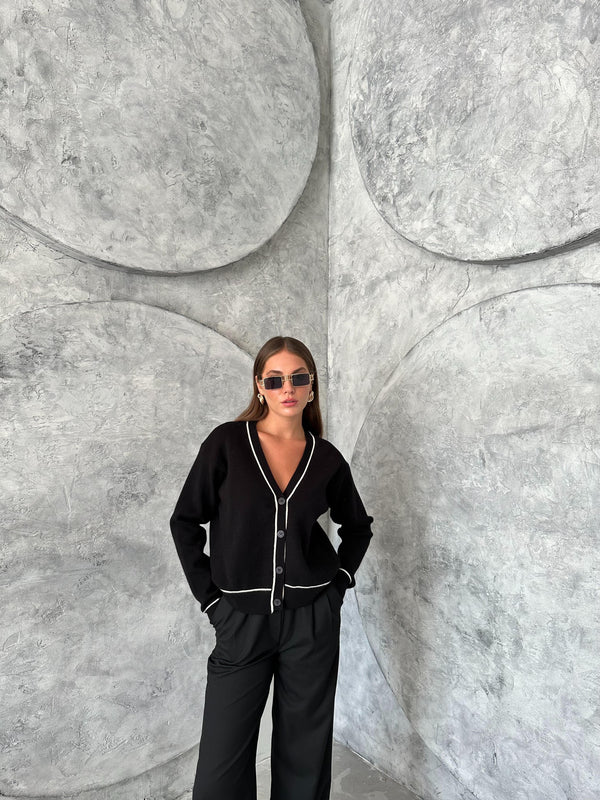 Siyah Kontrast Şeritli Düğmeli Hırka