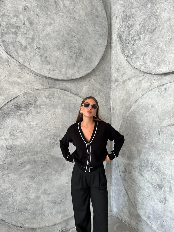 Siyah Kontrast Şeritli Düğmeli Hırka