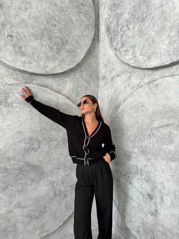 Siyah Kontrast Şeritli Düğmeli Hırka