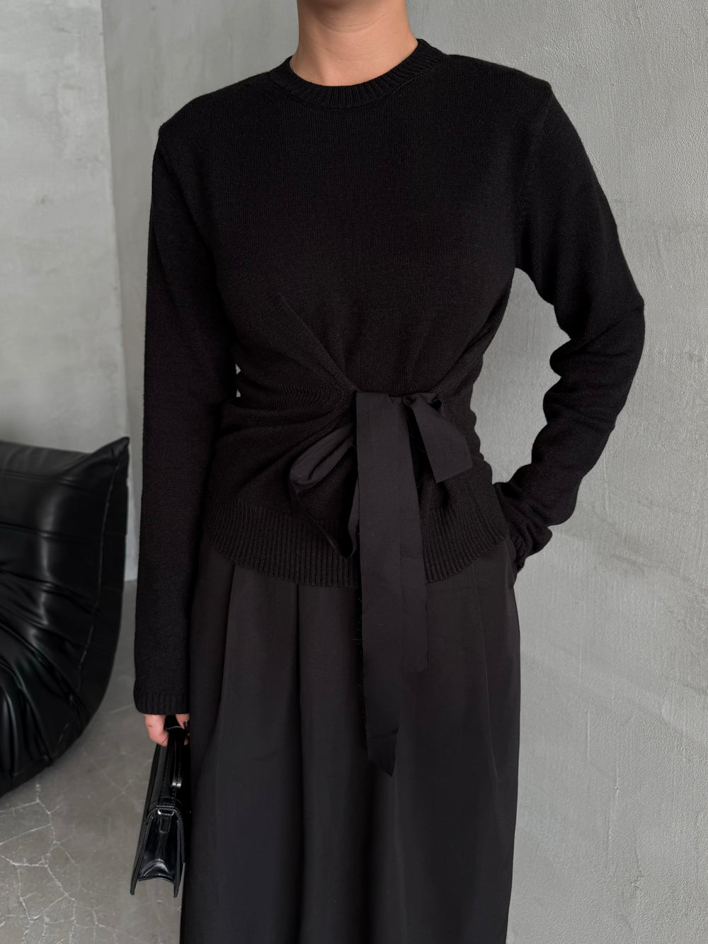 Siyah Miusa Ön Bağlamalı Tasarım Kazak