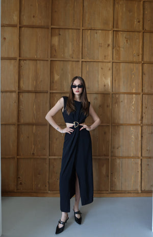 Siyah Önden Tokalı Yan Dekolteli Elbise