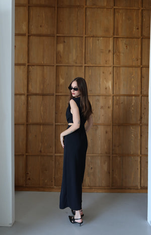 Siyah Önden Tokalı Yan Dekolteli Elbise