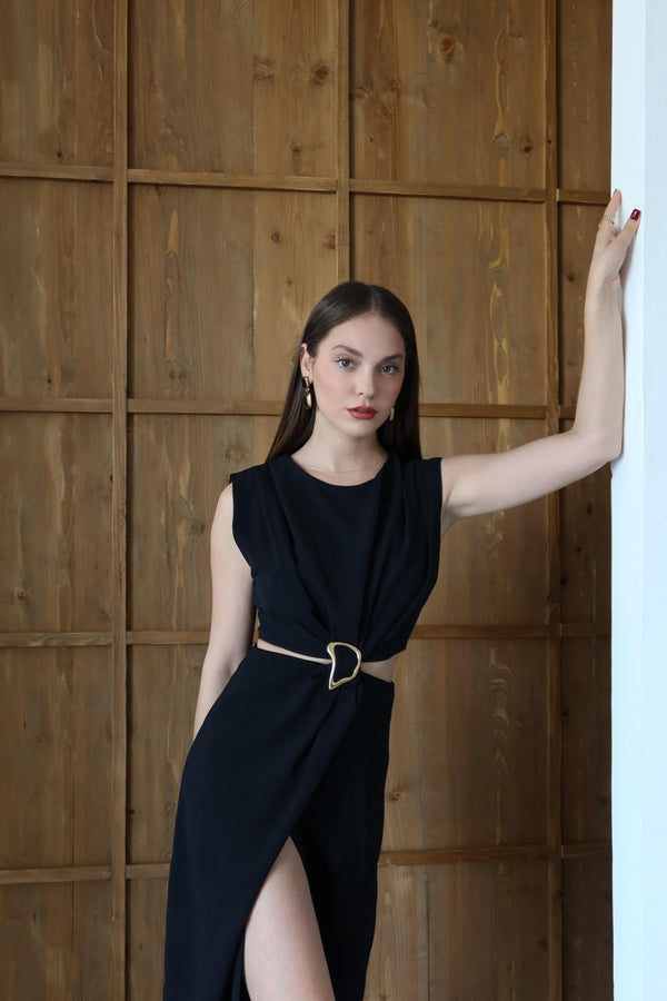 Siyah Önden Tokalı Yan Dekolteli Elbise