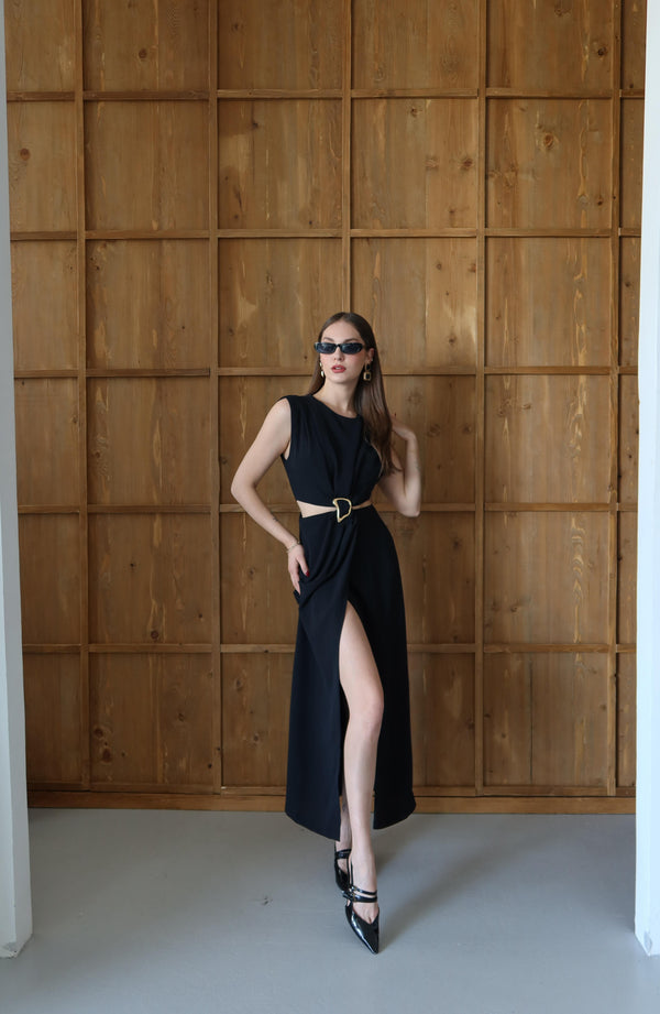 Siyah Önden Tokalı Yan Dekolteli Elbise