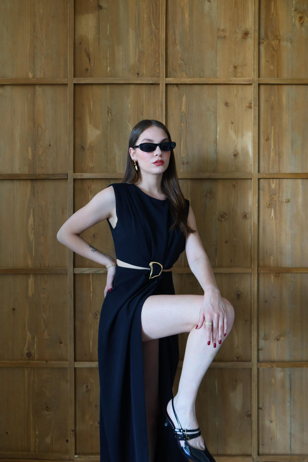 Siyah Önden Tokalı Yan Dekolteli Elbise