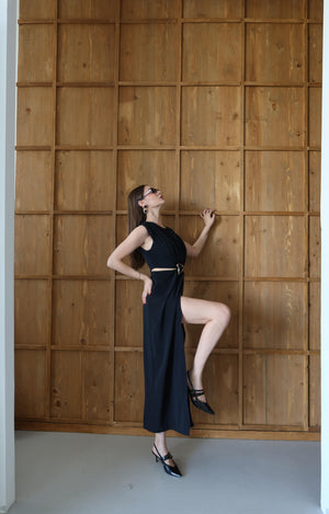 Siyah Önden Tokalı Yan Dekolteli Elbise