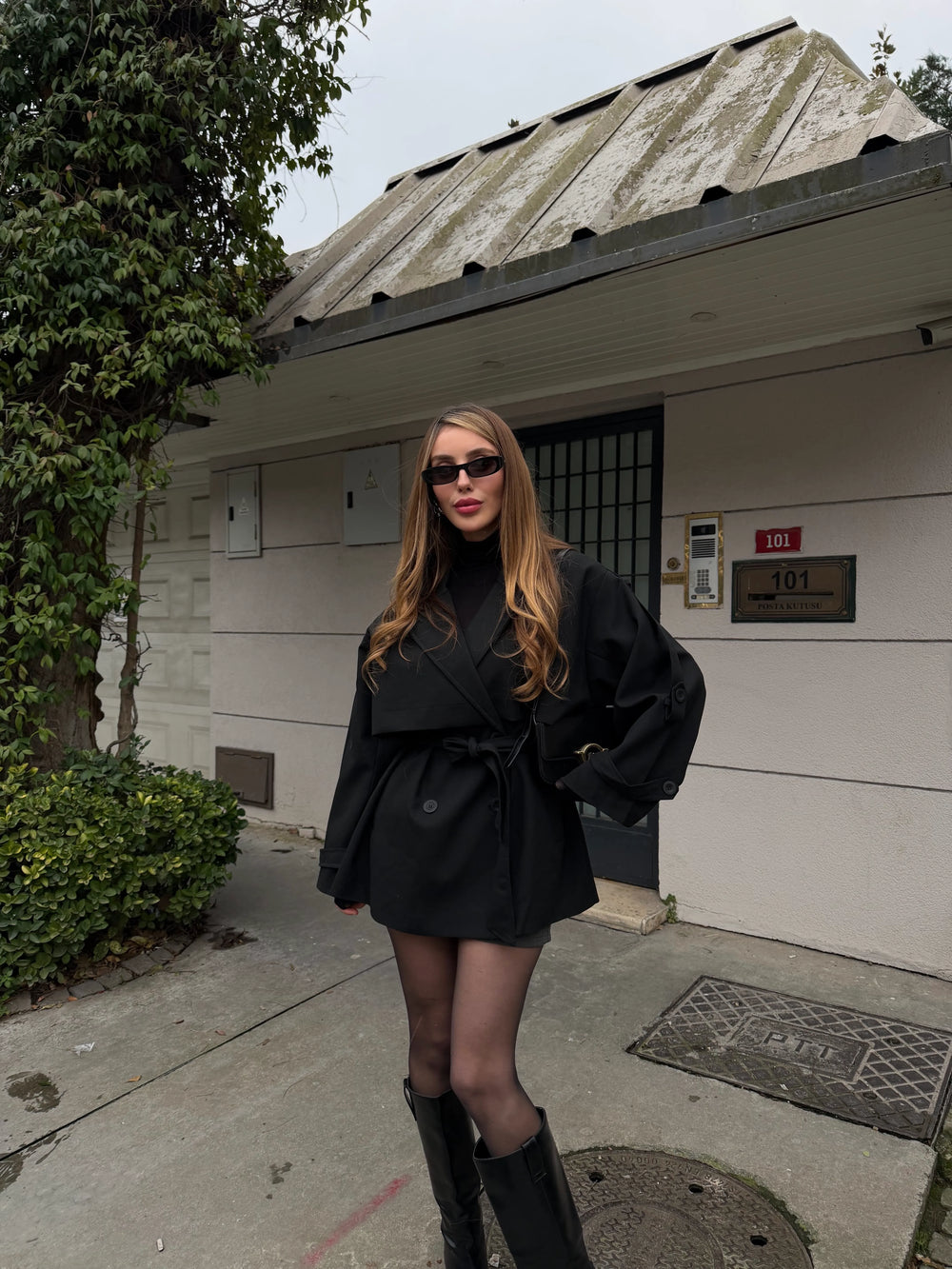 Siyah Oversize Düşük Omuz Kısa Trenç - 9580