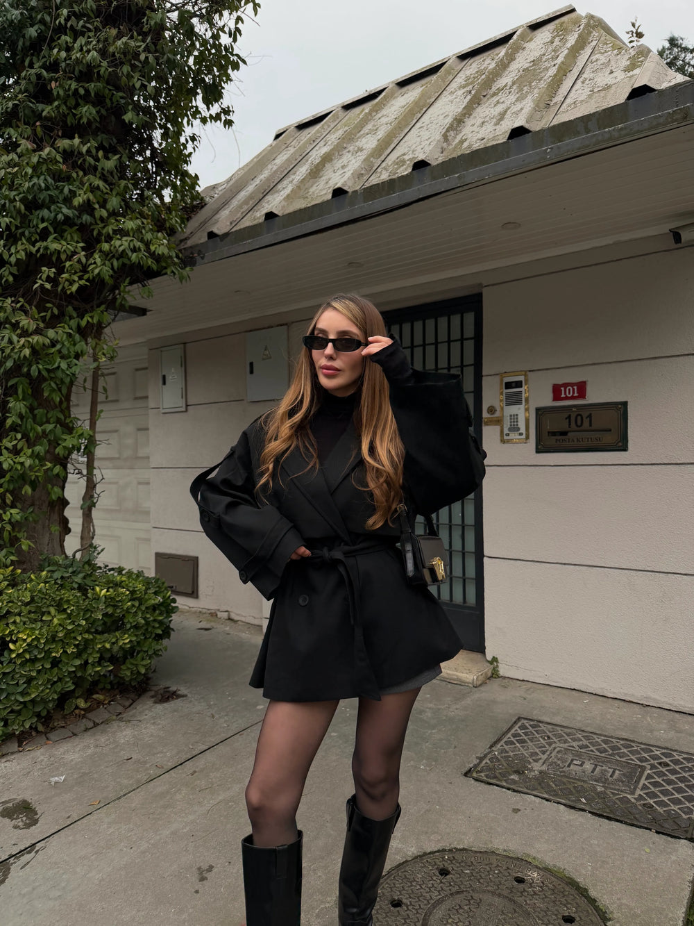 Siyah Oversize Düşük Omuz Kısa Trenç - 9580