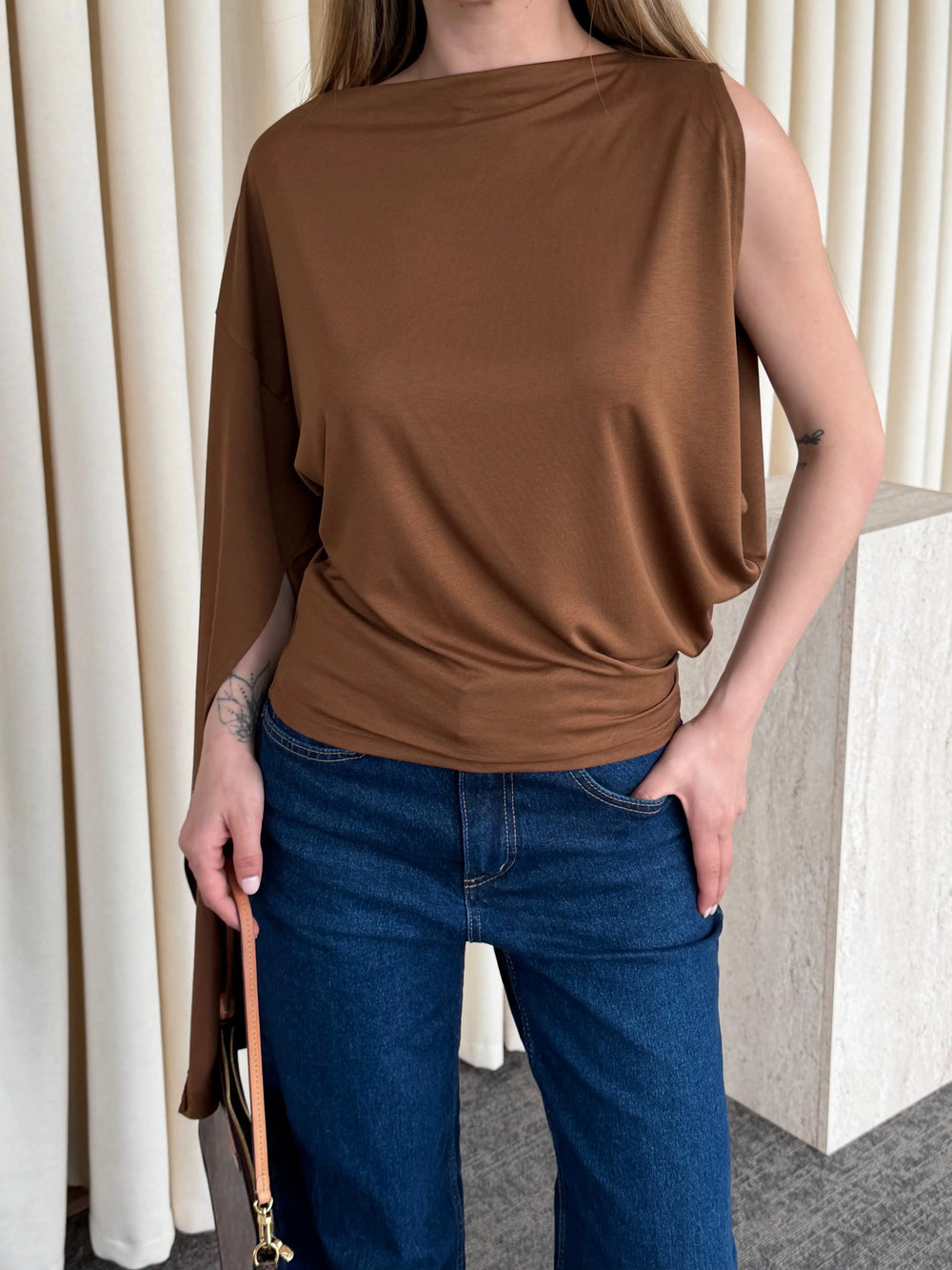 Kahverengi Tek Kol Detaylı Bluz - 103307
