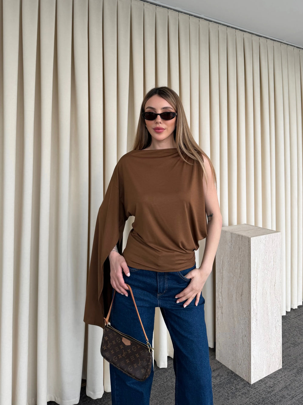 Kahverengi Tek Kol Detaylı Bluz - 103307