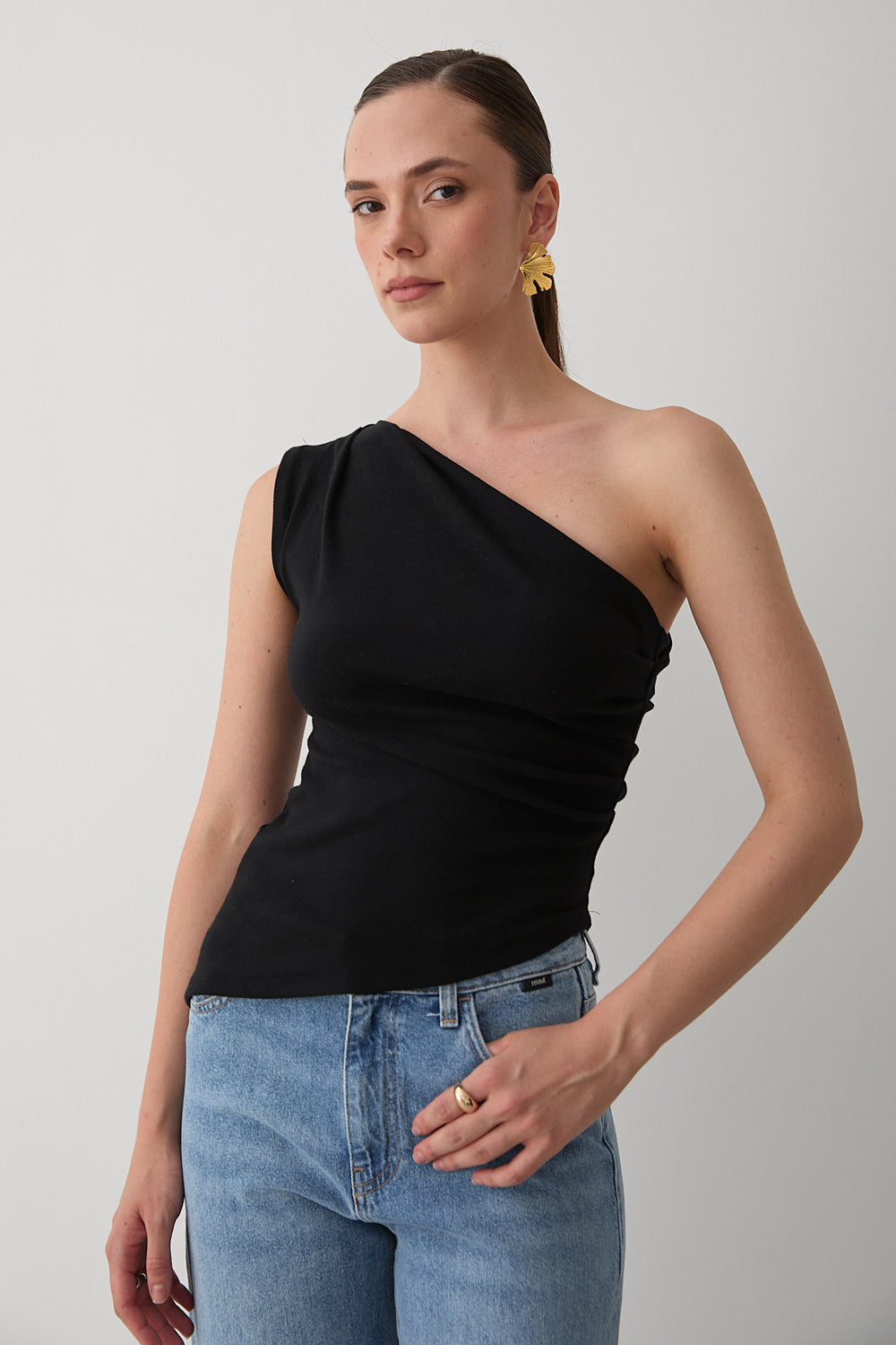 Siyah Tek Omzu Açık Asimetrik Bluz - 251006