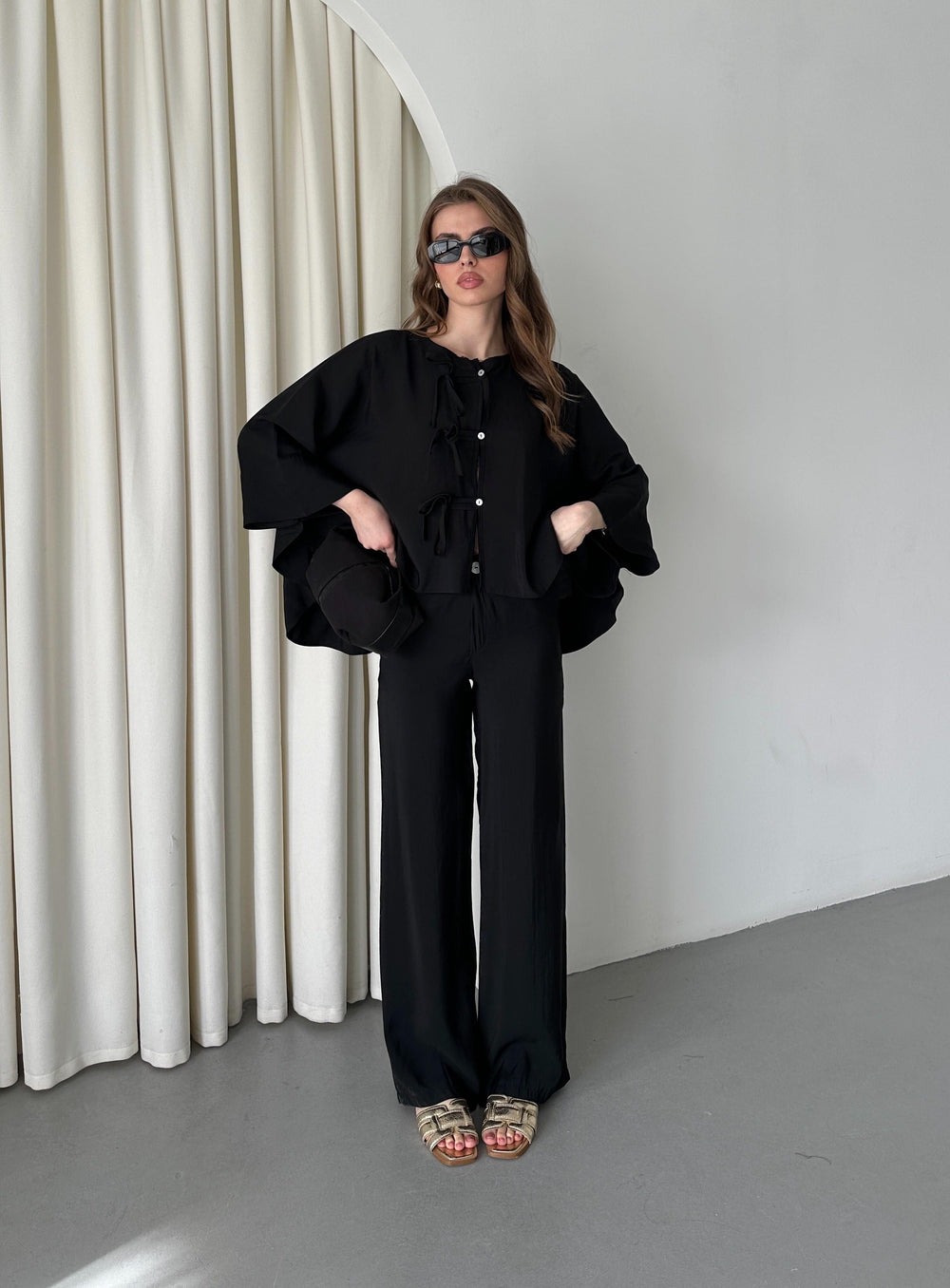 Siyah Yarasa Kol Bağcık Düğme Detaylı Takım