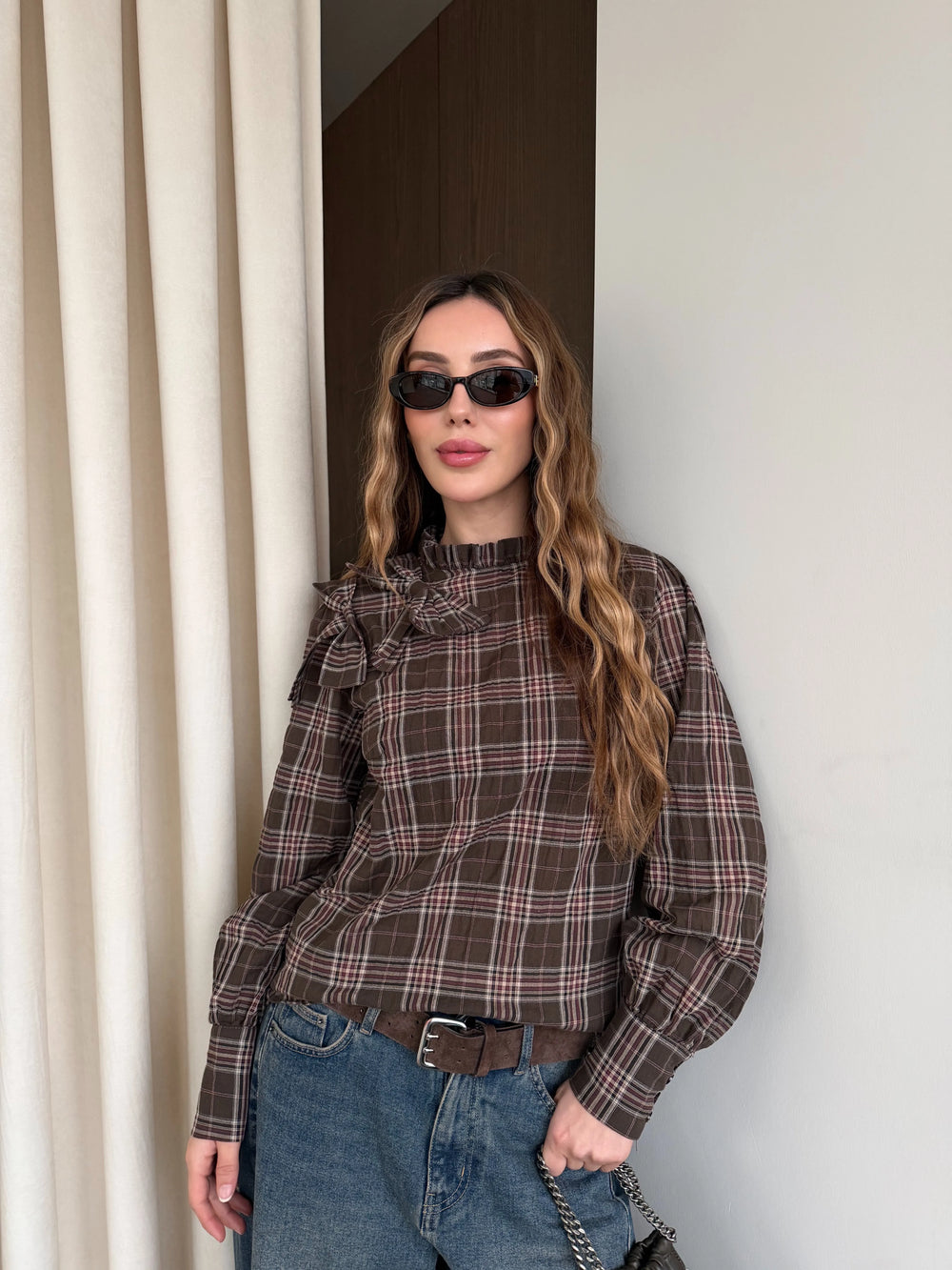 Kahverengi Yakası Fiyonk Detaylı Gömlek - 507